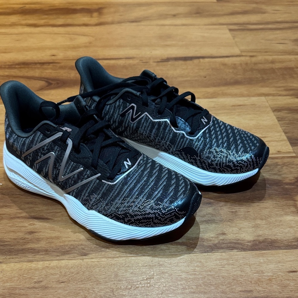 *New* New Balance FuelCell Shift TR v2 size 6.5 Black and White Women's Sneakers